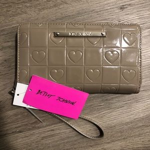 🆕 Betsey Johnson Z/A Wallet